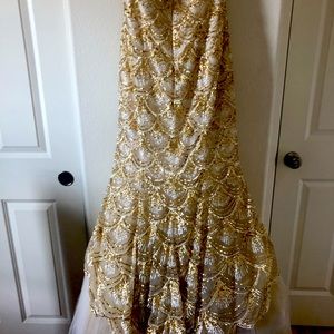 Gold and white sequins gown.